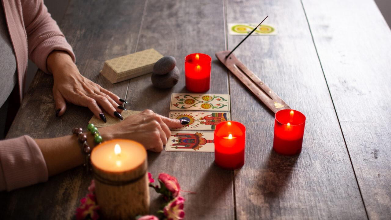 https://www.taaramalhotra.com/wp-content/uploads/2022/03/6-Things-You-Should-Know-Before-Tarot-Card-Reading-Class-1280x720.jpg